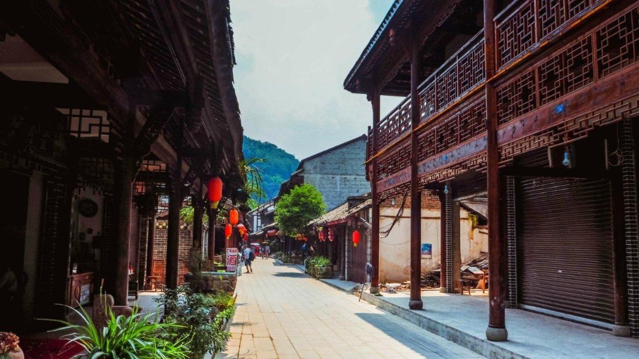 公主丧夫,晚上召见多名俊男子,奴婢次日打扫房间,慌忙逃走